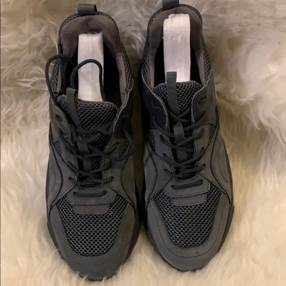 STEVE MADDEN MOVEMENT SNEAKERS. GREY SUEDE.